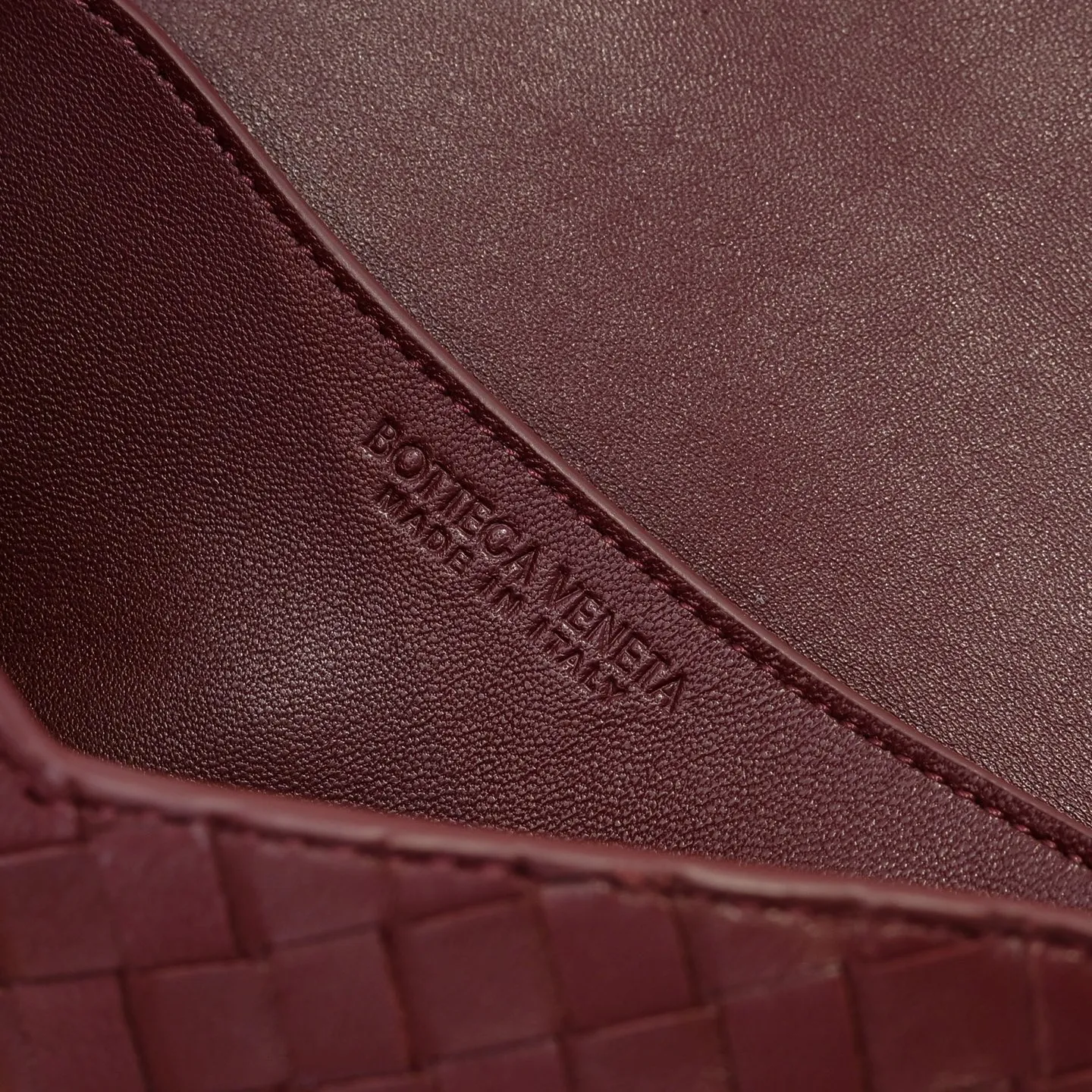 Batch 1660 #Bv new Knot Lock crossbody bag 🎈2025 early spring kont lock new series is hot on the market 🔥The brand's classic weaving process, with kont's metal rotating buttons, are exquisite and eye-catching, which is a luxurious embellishment of details. The upper body is elegant and elegant, with internal double compartments + card slots + back compartment. Super versatile, multiple carrying methods, detachable shoulder strap, portable/shoulder/cross-body, retro and fashionable, easy to carry with exquisite old-line style🫴 Model: 7191 Size: 25x16x5.5